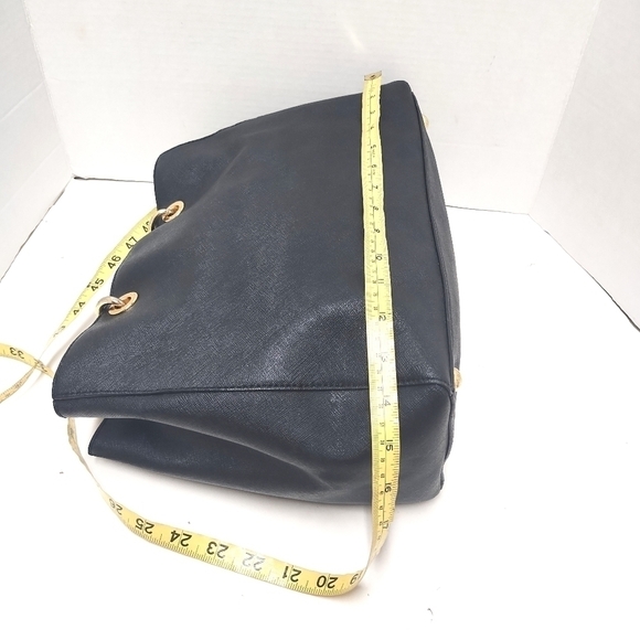 Elegant Black Faux Leather Tote with Gold Chain Handles – Chic Shoulder Bag - Picture 9 of 11